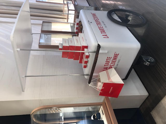 Location triporteur comptoir de Joaillier Fred pour son partenariat avec la Tarte Tropézienne